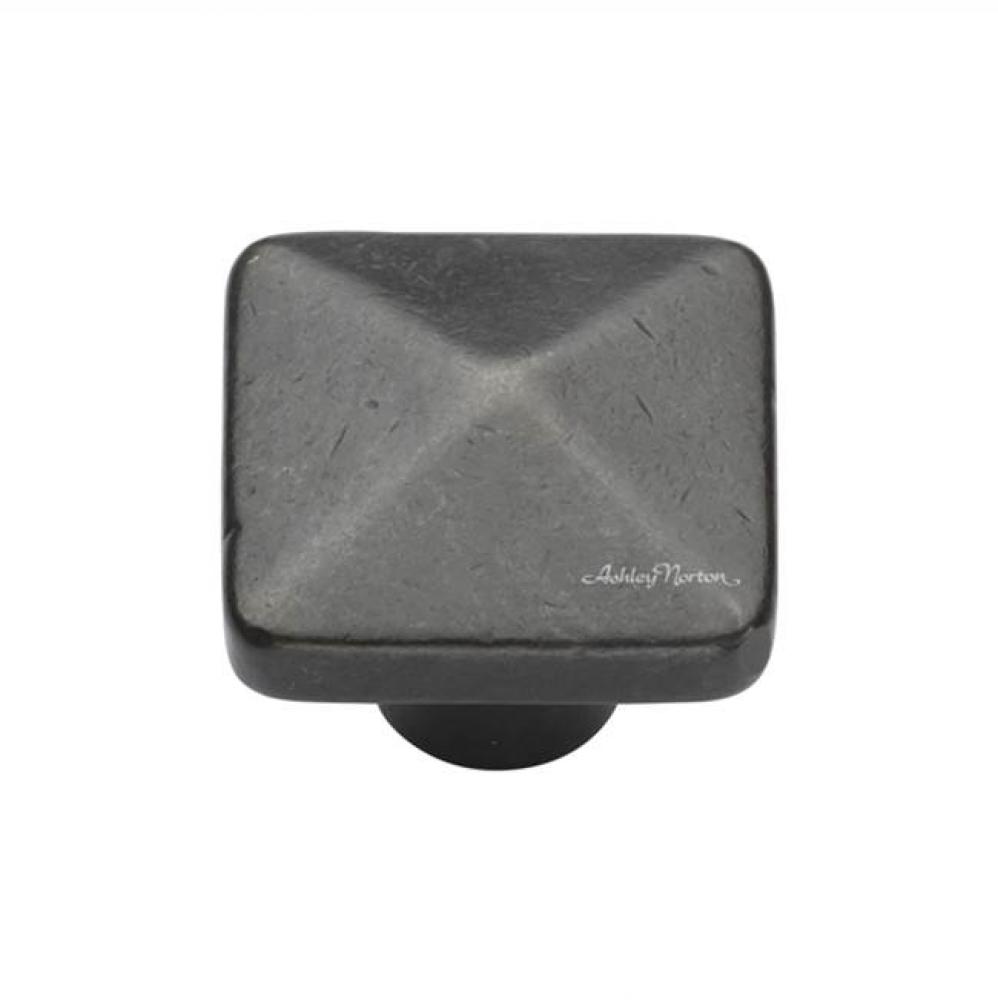 1 1/2'' Pyramid Knob